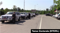 С утра на Ингурском мосту скопилось давно не наблюдавшееся здесь скопление автомобилей с правительственными и дипломатическими номерами