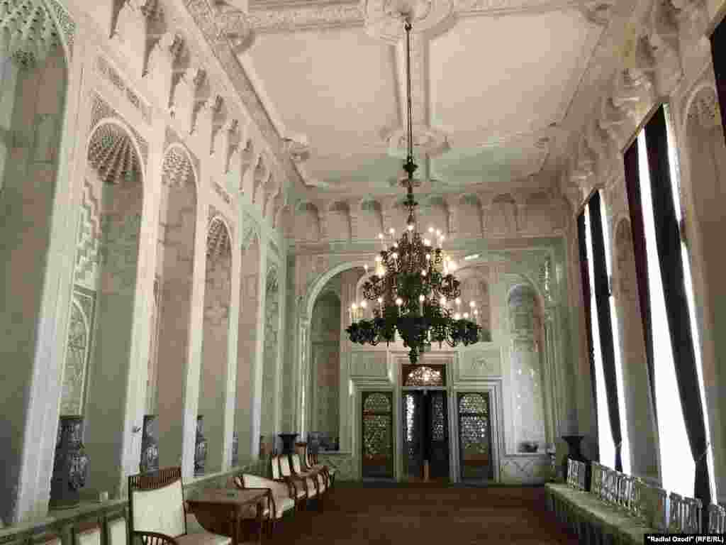 Қабулгоҳи амир дар Ситораи Моҳихоссаи шаҳри Бухоро, ки чун қасри тобистона хидмат мекард 