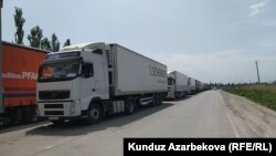 Очередь у пункта пропуска «Ак-Тилек» на границе с Казахстаном. Фото от 27 мая 2021 года.