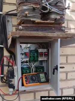 Elektrik energiýasynyň güýjüni görkezýän guralda onuň 220 wolta derek 157 wolta barabardygyny görse bolýar.