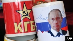 Путиндин сүрөтү түшүрүлгөн сувенир чөйчөктөр. Москва, 6-март, 2012.