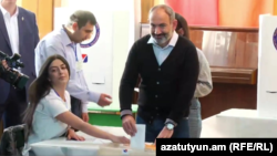 Armenian Prime Minister Nikol Pashinian casts his vote in the elections for city council in Yerevan on September 23.