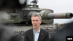 НАТОнун баш катчысы Йенс Столтенберг Польшадагы Свентовуш аскер полигонунда. 18-июнь, 2015-жыл 
