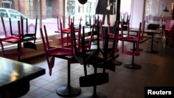 В Ассоциации клуба рестораторов признаются, что некоторые рестораторы начинают распускать работников, так как полагают, что «локдаун затянется».