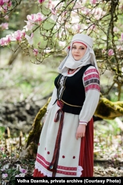 Вольга Дземка ў нацыянальным строі