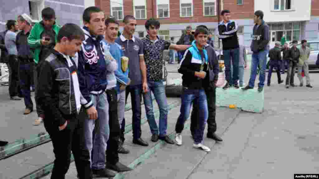 Яшьләр төркем-төркем истәлеккә фотога төштеләр