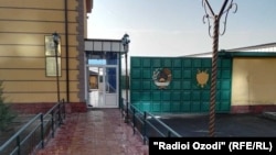 Хожент шаарындагы тополоң чыккан түрмө. 