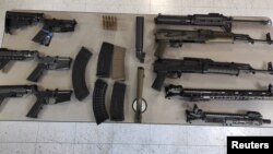 Оружие и боеприпасы, изъятые в ходе полицейской операции и предназначавшиеся для отрядов Армии национального освобождения (ELN) в Венесуэле. Город Риоача, Колумбия, 25 января 2025 года