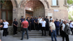 Խուզարկություն, քննչական գործողություններ. ի՞նչ է կատարվել Շիրակի թեմի առաջնորդարանում