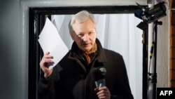 Ջուլիան Ասանժը Լոնդոնում Էկվադորի դեսպանատան պատուհանից շփվում է լրագրողների եւ իր համակիրների հետ, արխիվ