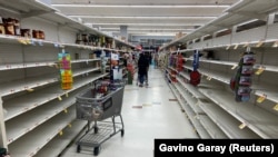 Koronavirus pandemiyasi bois dunyoning aksar mamlakatlari do‘konlarida asosiy iste’mol mahsulotlari peshtaxtalardan g‘oyib bo‘lmoqda. AQShdagi magazinlardan birida 15 mart kungi ahvol.