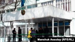 У бывшего Дома демократии, в котором располагается специализированный межрайонный суд по уголовным делам.