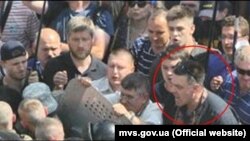 Фотографія з сайту МВС України, на якій позначено голову партії «Свобода» Олега Тягнибока під час сутичок під будівлею Верховної Ради 31 серпня 2015 року