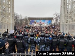 Москва шаарындагы демонстранттардын бир бөлүгү. 2021-жылдын 23-январы.