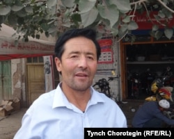 Шайдылда-Базардагы кыргыздапрдын бири Абдысамат Нуракун. Кең-Кыр, Хотан, КЭР. 26.7.2015.