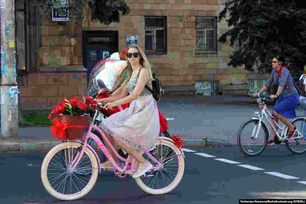 Учасниці розповідають, що хотіли б частіше користуватися велосипедом у повсякденному житті: &laquo;Це жах! Ніде проїхати. Обидва мости через Дніпро мають тільки проїжджу частину для автівок. У звичному режимі, щоб доїхати до роботи &ndash; це нереально. Відсутність місць для паркування велосипедів &ndash; це ще одна частина цієї проблеми&raquo;