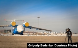 Самолет АН-72, потерпевший крушение, был сфотографирован в Алматы журналистом Григорием Беденко. 25 ноября 2012 года.