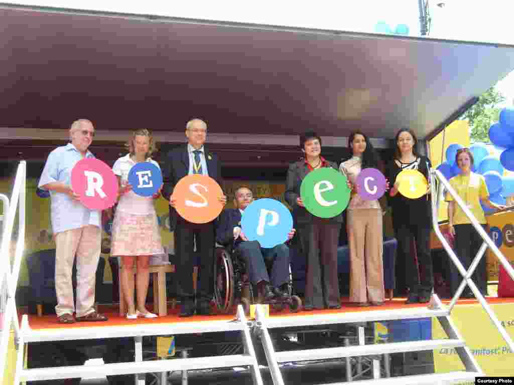 Джамиля Стехликова с представителем Еврокомиссии проводит акцию против дискриминации прав человека.  - Джамиля Стехликова с представителем Еврокомиссии проводят кампанию против дискриминации прав человека. 