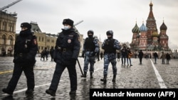 Москвадагы полиция кызматкерлери. Сүрөт иллюстрация үчүн колдонулду. 