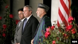 Перед трапезой Буш вывел своих гостей на крыльцо Белого дома