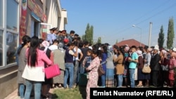 Добуш берүү үчүн кезек күткөндөр, Ош