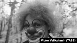 Артист Виталий Довгань в роли клоуна Клёпы из "АБВГДейки" 