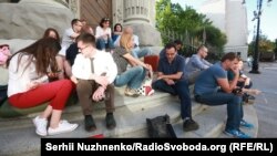 Олег Березюк, який оголосив голодування, і депутати фракції «Самопоміч» на сходах «Будинку з химерами» на вулиці Банковій біля Адміністрації президента, Київ, 19 червня 2017 року