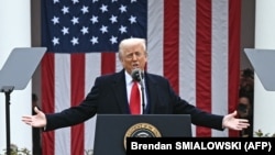 Дональд Трамп соода тарифтерин жарыялап жатат.