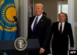 Президент США Дональд Трамп та президент Казахстану Нурсултан Назарбаєв входять в кімнату Рузвельта Білого дому у Вашингтоні, США, 16 січня 2018 року