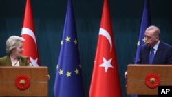 Президент Еврокомиссии Урсула фон дер Ляйен и президент Турции Реджеп Тайип Эрдоган во время совместной пресс -конференции после их встречи в Анкаре. 17 декабря 2024 года