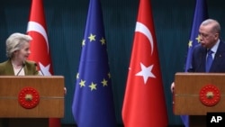 Եվրահանձնաժողովի նախագահ Ուրսուլա ֆոն դեր Լայենն ու Թուրքիայի նախագահ Ռեջեփ Էրդողանն Անկարայում, դեկտեմբե, 20254թ․024.