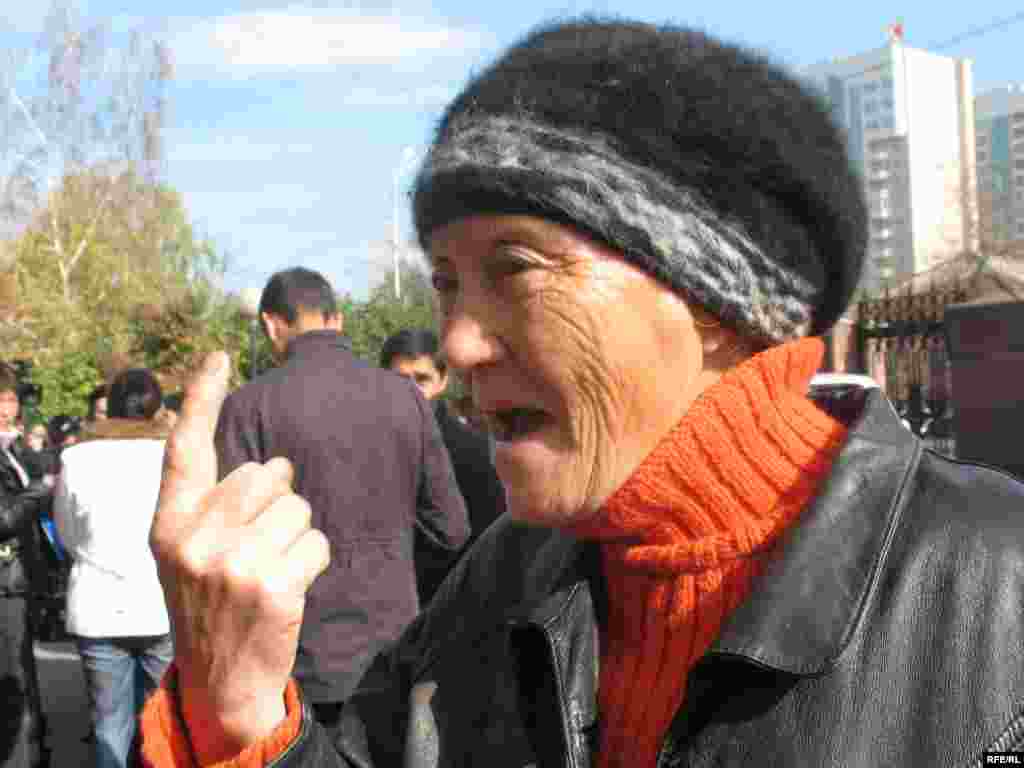 Алматылық Күлән Қанапиянова Қазақстан президенті барлық қателігі үшін халық алдында жауап беруі тиіс дейді. - Активист организации  «Оставим народу жилье» Кулян Канапьяевна говорит, что президент Казахстана должен ответить перед  народом за все ошибки, что сделал. Алматы, 21 окт, 2008 год.