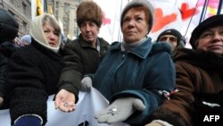 Премьер Тимошенко умудряется поднять пенсионеров на свою защиту даже в эти смутные времена