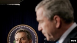 Буш отозвался о работе группы Бейкера с похвалой, но реализовать ее предложения на практике не обещал. После встречи с британским премьером (на заднем плане)