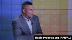 Віталій Кличко додав, що ці будівлі були приватизовані з 1990 по 2000 рік, і власники «навмисно доводять до такого стану