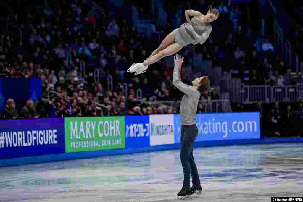 Үзбәкстаннан Екатерина Гейниш һәм Дмитрий Чигирев АКШның Бостон шәһәрендә узучы фигуралы шуу чемпионатында парлы кыска програмда чыгыш ясый. 