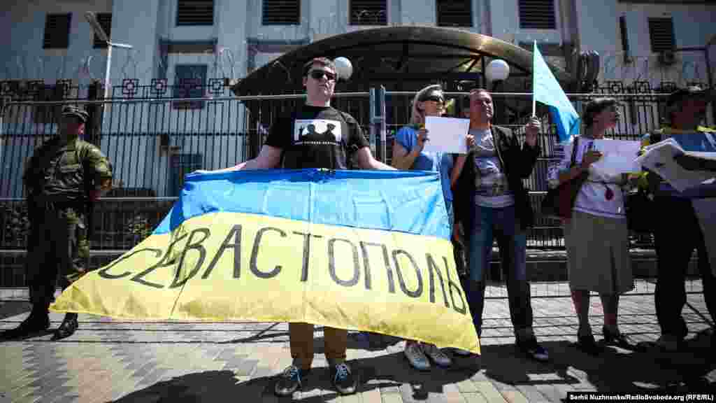 У здания российского посольства прошел литературно-художественный перформанс в поддержку Сенцова