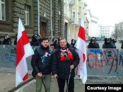 Алег Аучиньнікау (ліворуч) поблизу Адміністрації президента у Києві