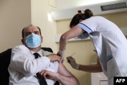 Франциянын премьер-министри Жан Кастекс (Jean Castex) мырза Париждин чет жакасындагы ооруканада «AstraZeneca» вакцинасы менен COVID-19 илдетине каршы эмделди. 2021-жылдын 19-марты.