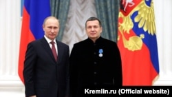 Президент РФ Володимир Путін та телеведучий Володимир Соловйов (зліва направо), на церемонії вручення державних нагород у Кремлі, 26 грудня 2013 року