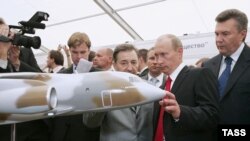 Виктор Янукович (справа) использовал удобный авиакосмический повод, чтобы отметиться рядом с Путиным