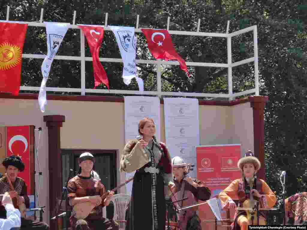 &ldquo;Ордо Сахна&rdquo; фольклордук тобунун коштоосунда Гүлзада Рыскулова өз өнөрүн тартуулоодо&nbsp;&nbsp; 