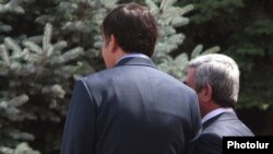 Armenia - President Serzh Sarkisian (R) meets with his Georgian counterpart Mikheil Saakashvili in Yerevan.