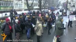 Під Генпрокуратурою вимагають звільнити 200 активістів
