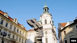 Теперь на площади Кафки в Праге стало еще многолюдней.