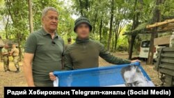 Башкортстан башлыгы Радий Хәбиров Украинага һөҗүмдә катнашучы Башкортстан хәрбиләре янында. Архив фотосы