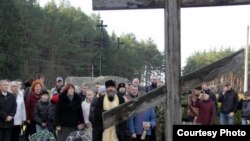 Ля помніка ахвярам Першай сусьветнай вайны ў Вілейцы.