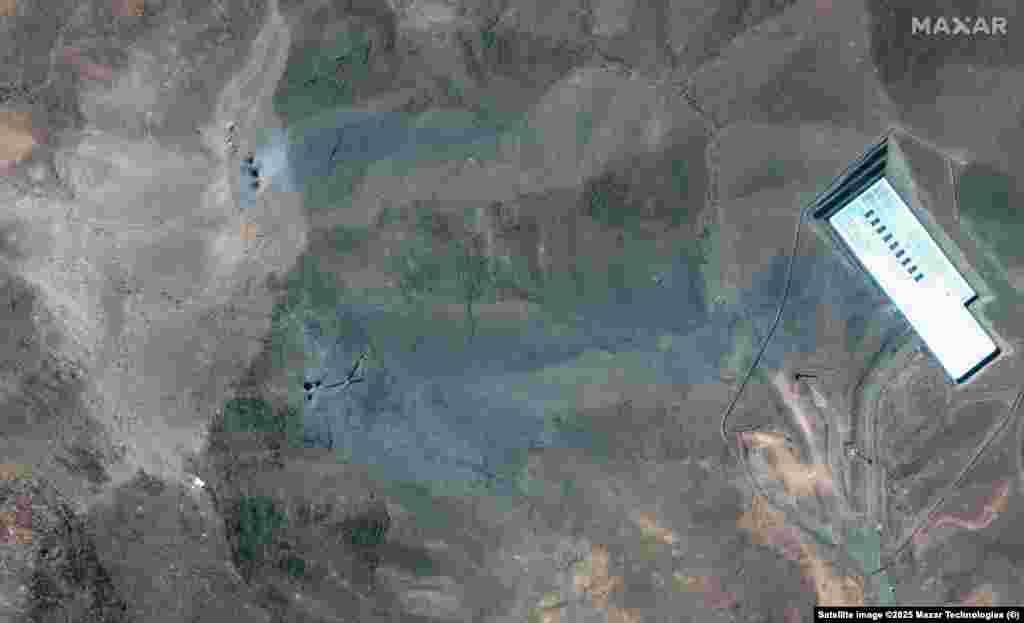 Zərbədən sonrakı şəkillərdə Fordo kompleksindəki dağ silsiləsində kraterlər və kül görünür.