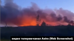 Скриншот із відео з пожежею, що спостерігається в районі селища Кача після атаки дронів, 2 травня 2025 року