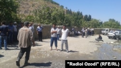 Кыргыз-тажик чек арасында топтолгон адамдар. 25-август, 2014.